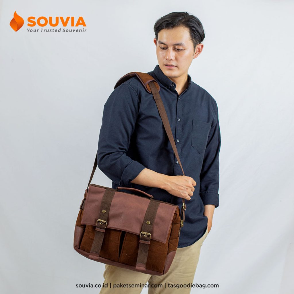 Tas selempang Axcom merupakan merchandise ready stock best seller Souvia