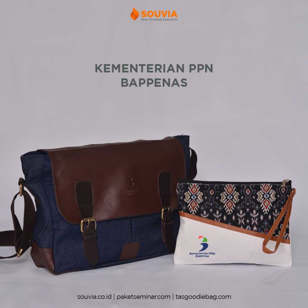 Hampers perusahaan berupa tas dan pouch untuk souvenir BAPPENAS