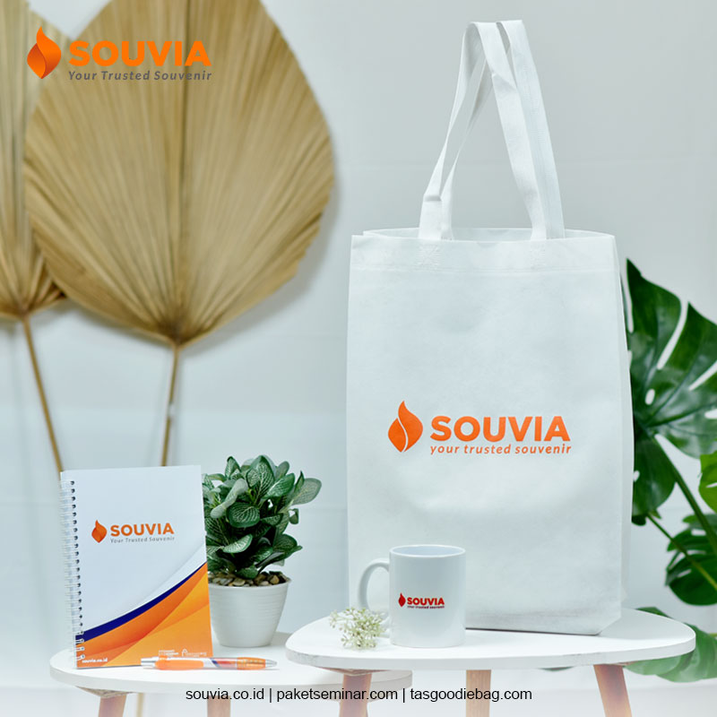 Paket souvenir berisi goodie bag, mug, pulpen, dan notebook bisa dijadikan hampers perusahaan