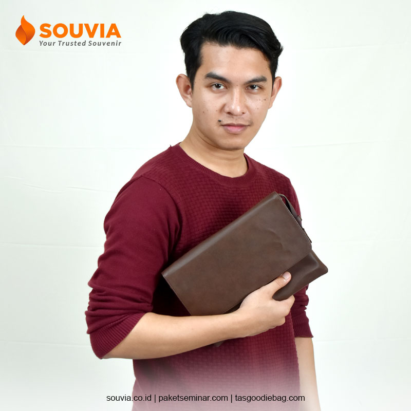 pouch kulit sintetis fula saat dipakai oleh pria