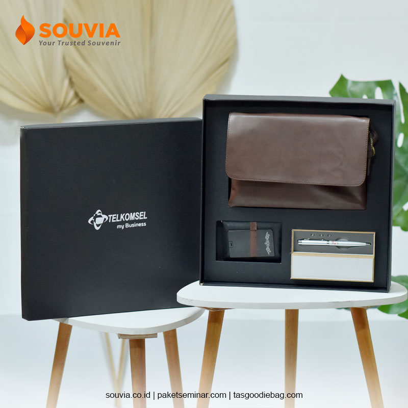 marketing gift dengan box berisi pouch, pulpen, dan flashdisk kartu