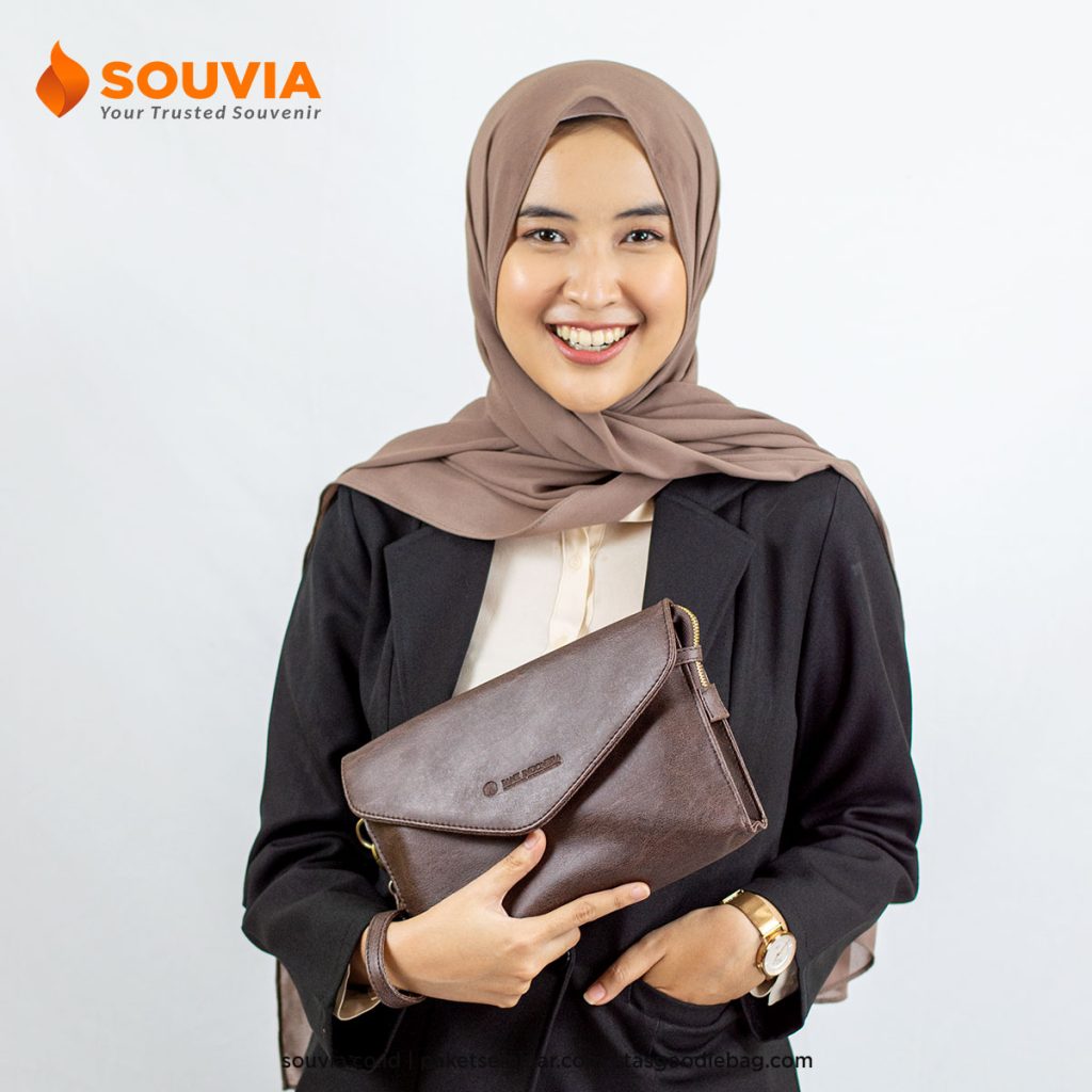 Model bergaya dengan pouchbag kulit sintetis