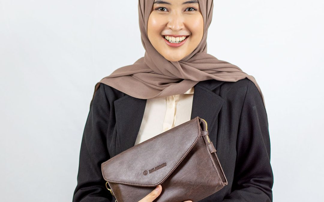 Model bergaya dengan pouchbag kulit sintetis