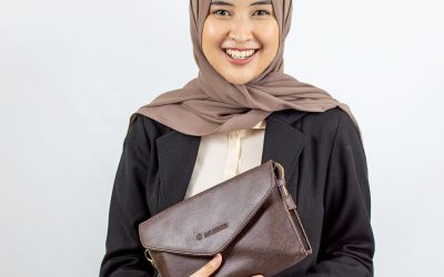 Inspirasi Gaya Pakai Tas Pouch Kecil