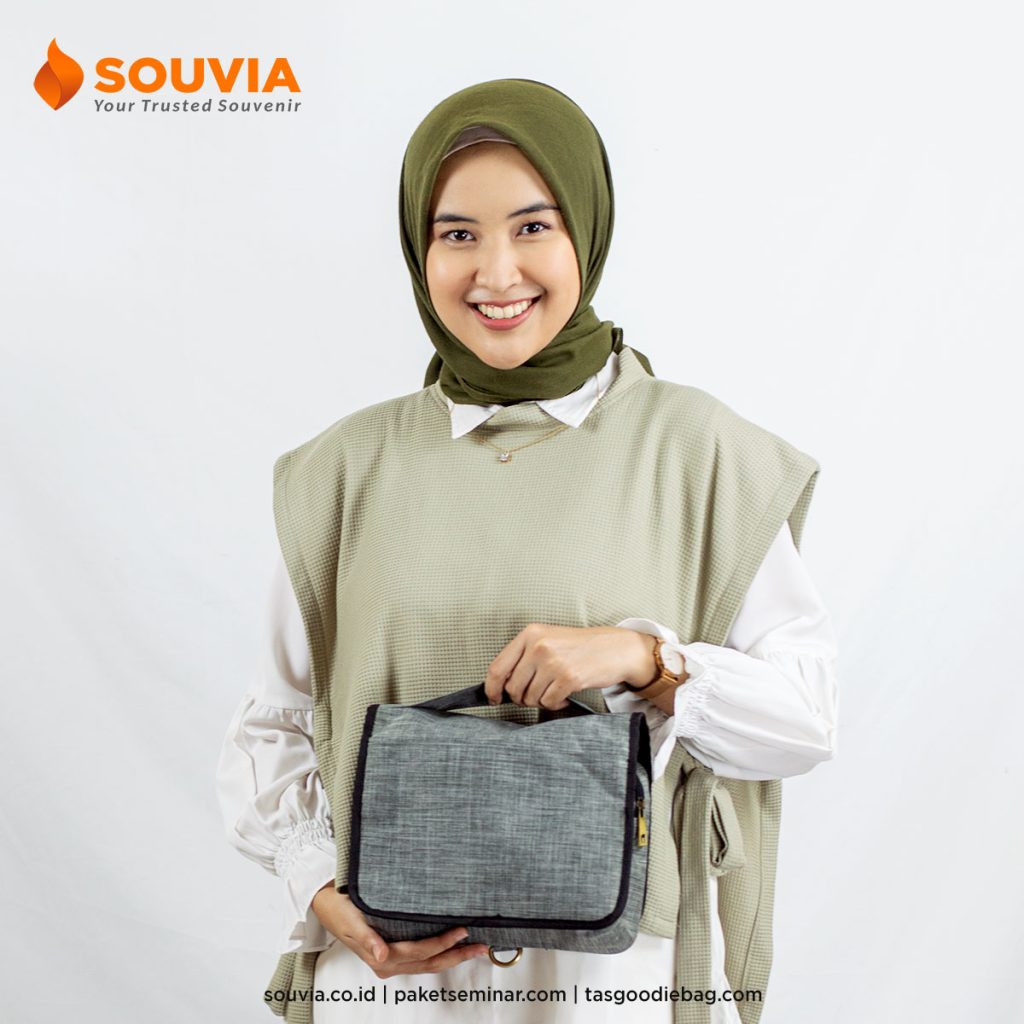 pouch travel untuk personal care sebagai souvenir kantor