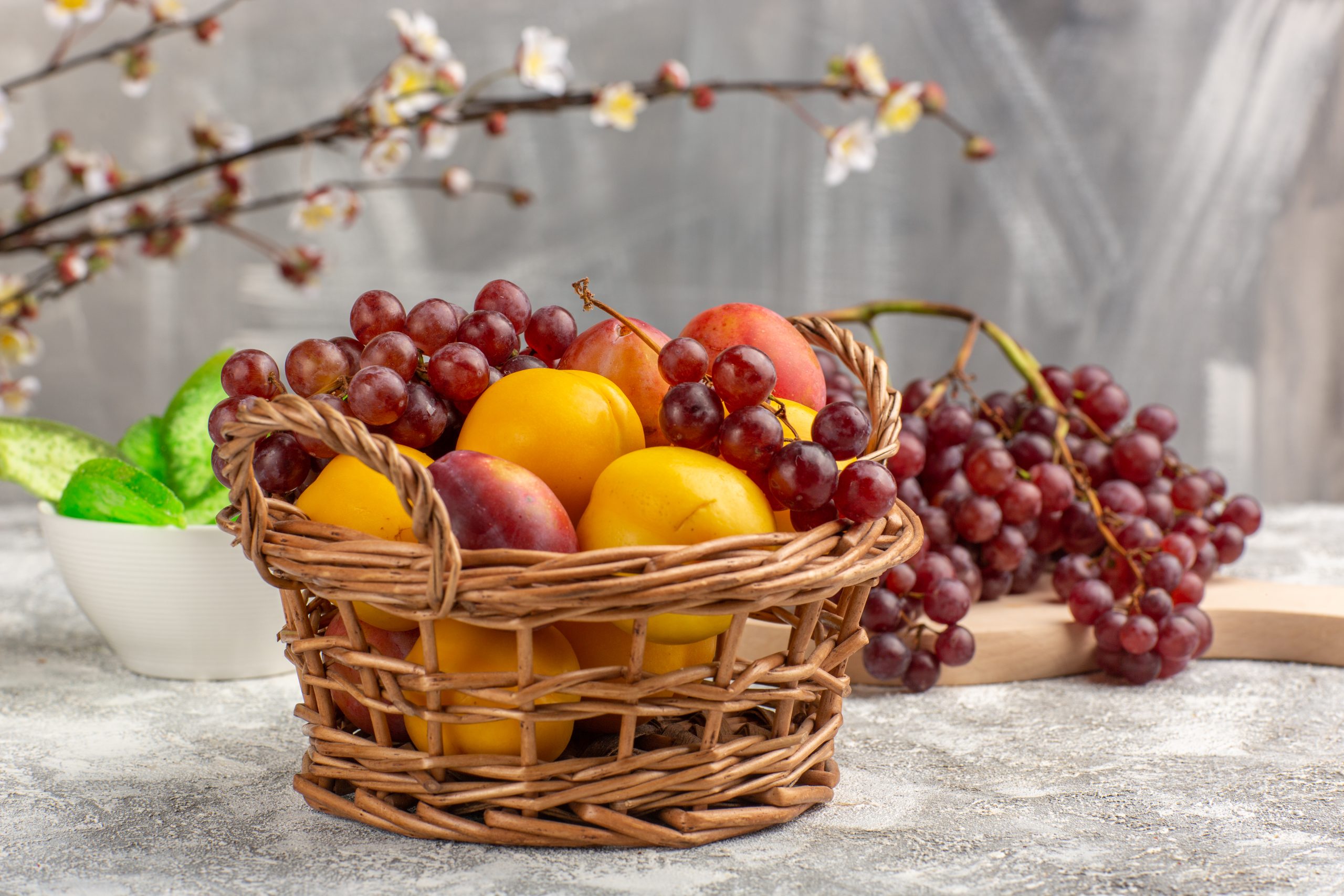 keranjang berisi aneka buah untuk bingkisan lebaran