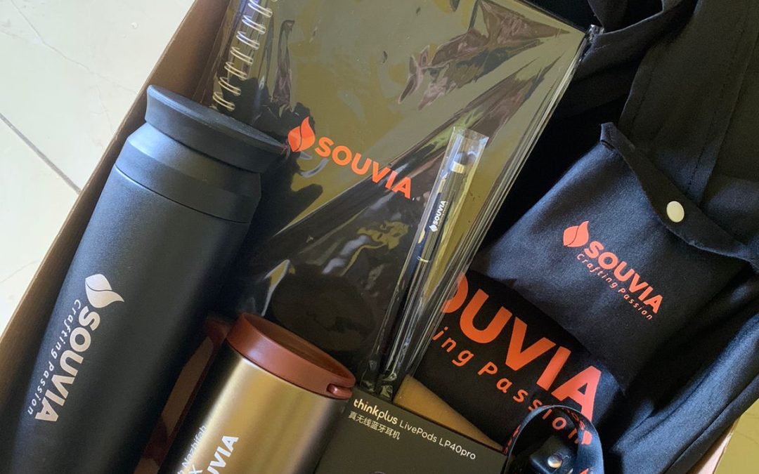 employee kit dari SOUVIA bisa menjadi ide souvenir merchandise promosi kantor