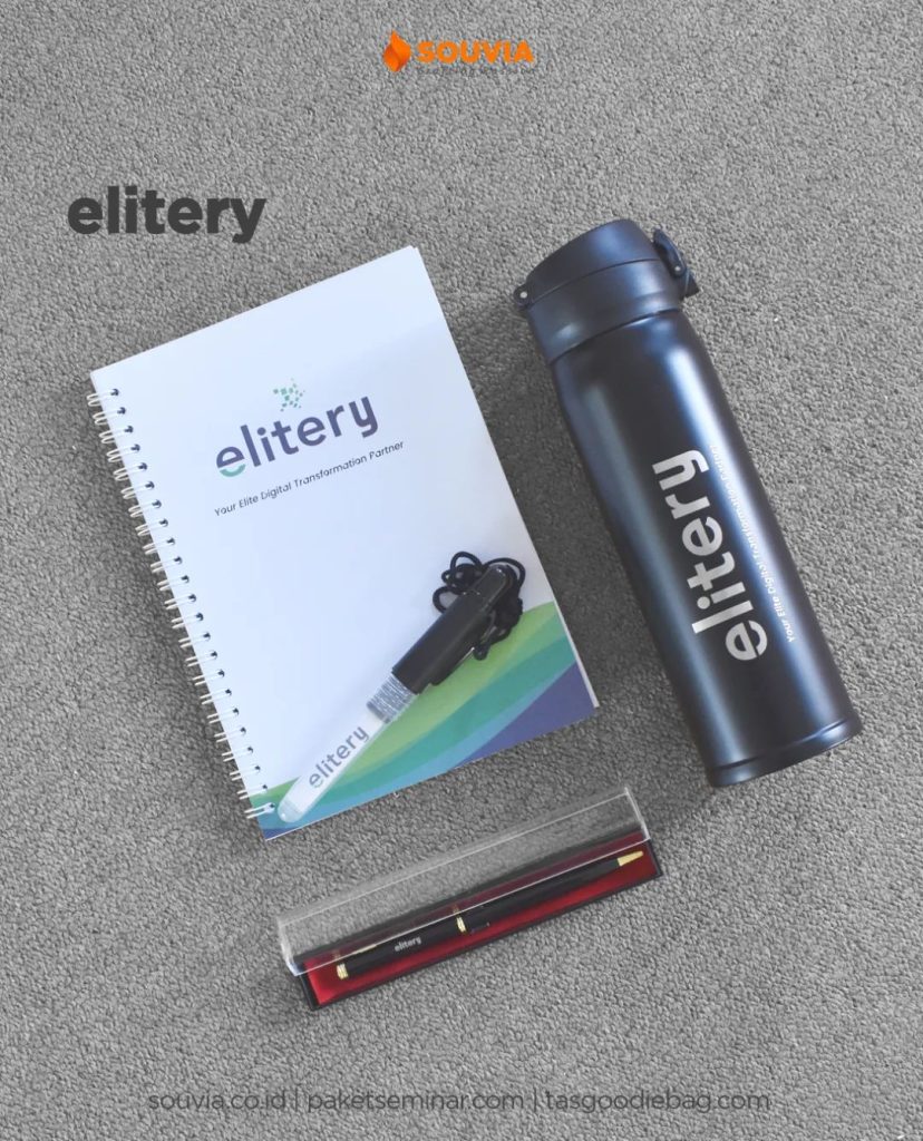 souvenir seminar yang diselenggarakan elitery berisi tumbler, notebook, dan pulpen