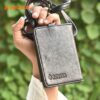 tampilan tekstur name tag dompet kulit warna hitam