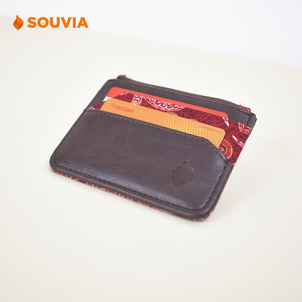 dompet kartu kulit dengan batik bernuansa merah dilengkapi emboss logo