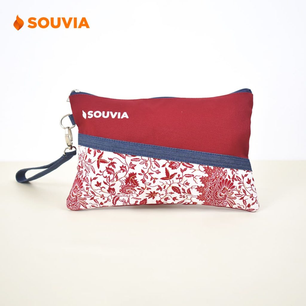 clutch batik dengan bahan kanvas dan aksen denim bernuansa merah putih untuk hadiah 17 agustus