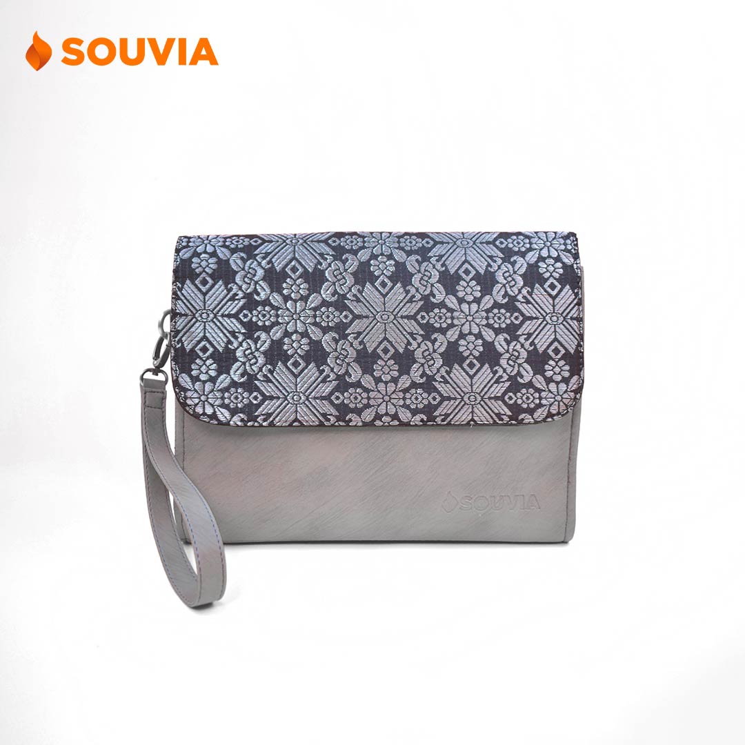 Clutch bag Kummy Nic souvenir nusantara dengan aksen batik warna abu-abu.