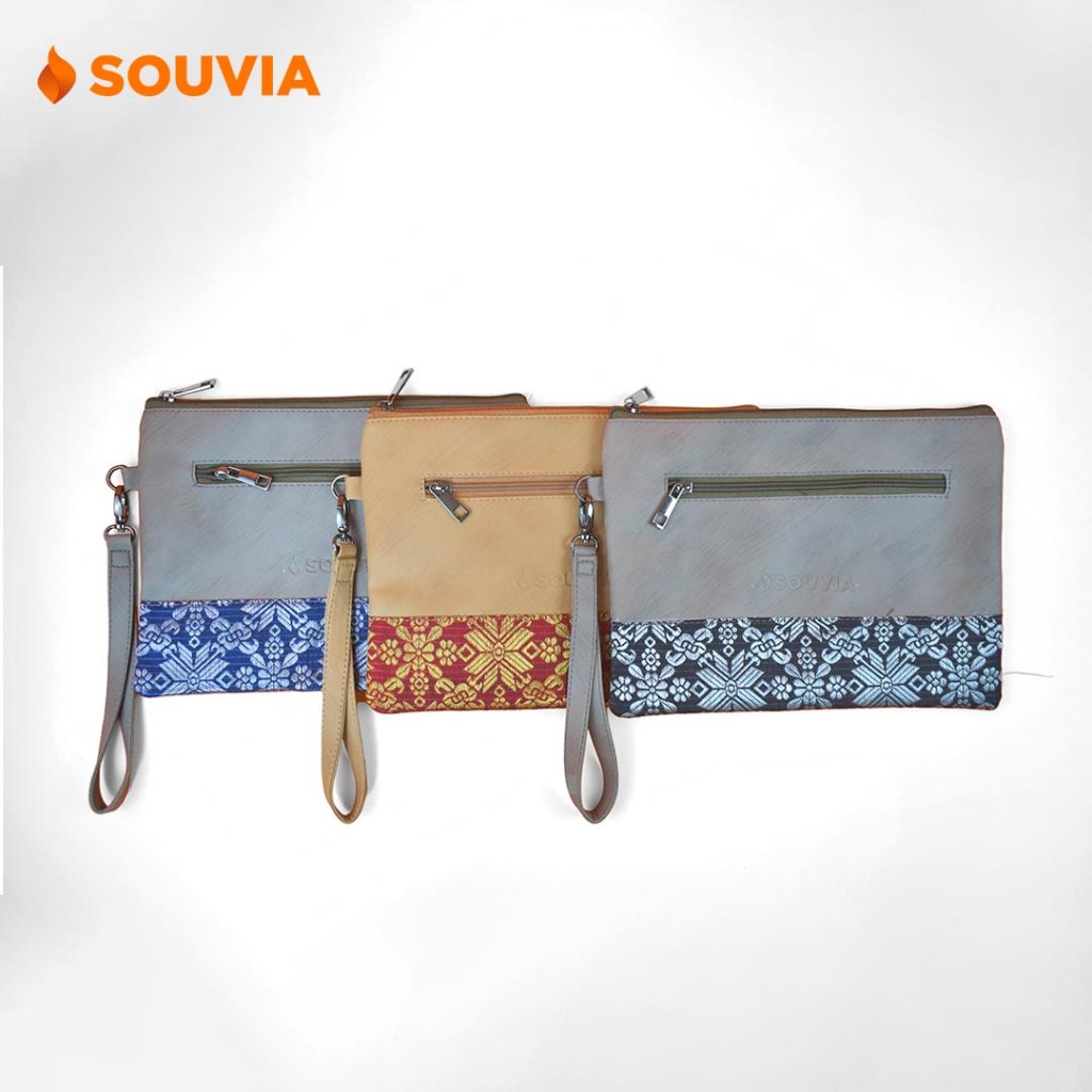 Tersedia 3 pilihan warna untuk clutch bag tenun Kurra Nic.