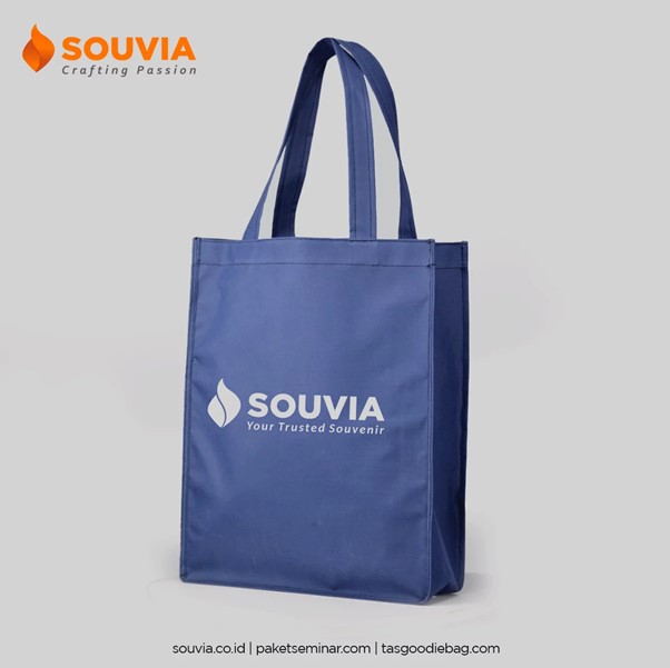 desain totebag formal hanya dengan logo perusahaan untuk souvenir kantor