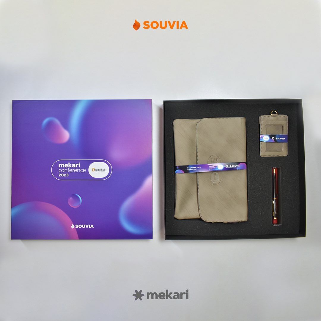 souvenir gift set berisi pouch, name tag, dan pulpen sebagai hadiah apresiasi untuk pembicara