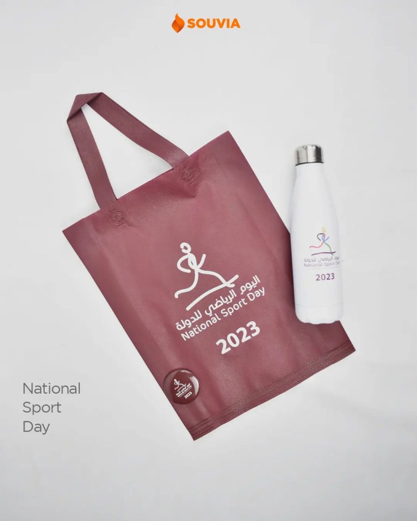 goodie bag spunbond berisi tumbler minum dan ganci untuk souvenir promosi