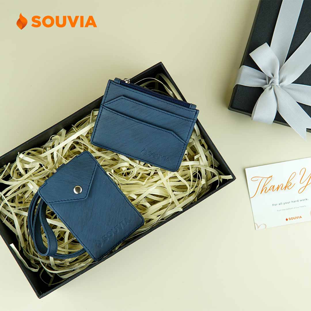 Core giftset sebagai business kit untuk officer atau karyawan. Terdiri dari name tag Nata dan card holder Barry.